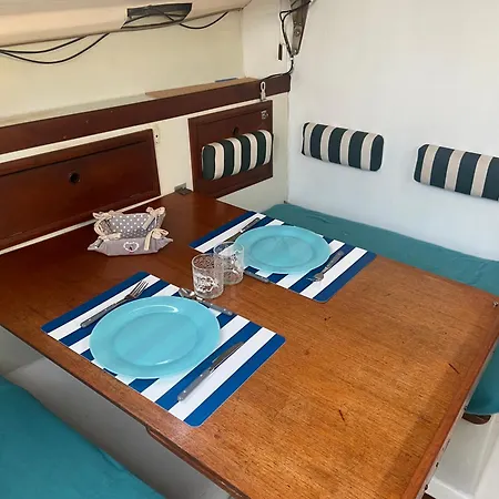 Nuit Insolite A Bord D'un Voilier